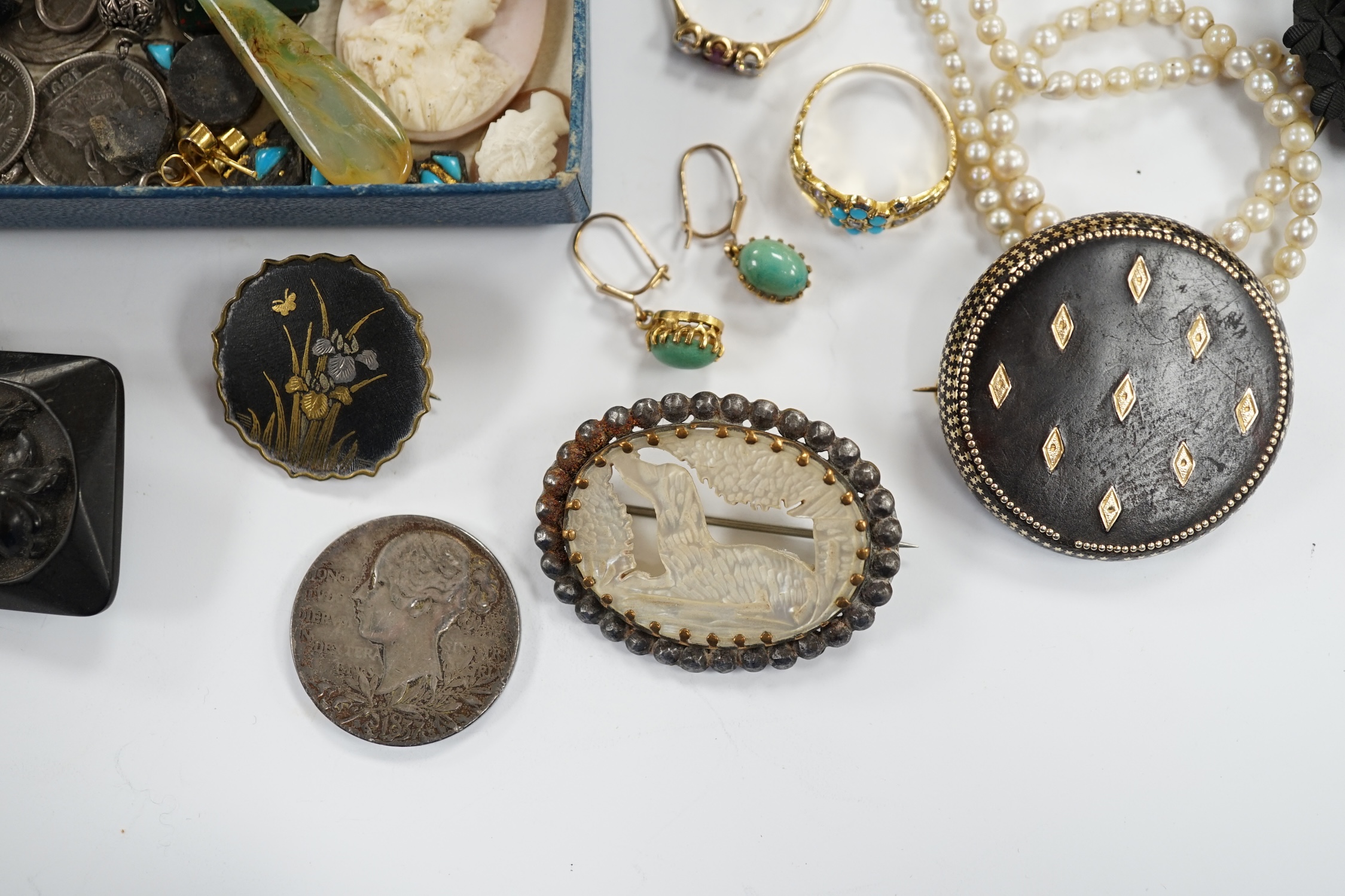 A quantity of assorted jewellery, including garner bead necklace(a.f.), unmounted stones including agate, key charms with letters, cultured pearl necklace and a yellow metal, turquoise and seed pearl set ring, etc.